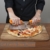 Der Ultimate 35,5 cm Pizzaschneider/Slicer. Scharfe Messerklinge mit Schutzhülle. Einzigartige Design bietet einen geschützteren Griff als bei Wiegemesser. Premium-Edelstahl in bester Qualität - 2