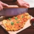 DOLCE MARE® Pizzaschneider - Vielseitig einsetzbares Wiegemesser mit edlem Griff aus Eichenholz - Pizzamesser mit extra scharfer Edelstahlklinge - Inklusive Klingenschutz & Anleitung - 5