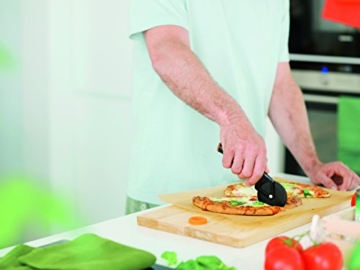 Fiskars Pizzaschneider mit hochwertigem Kunststoff-Schneidrad, 19 cm, Functional Form, Schwarz/Orange, 1019533 - 2