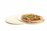 Jamie Oliver BBQ Pizzastein für den perfekt gebackenen Boden - Brotbackstein für Backofen Holz- und Gasgrill - Pizza Stein mit Aluminium Pizzaheber zum Servieren - Rund Ø 33 cm - 1