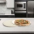 Jamie Oliver BBQ Pizzastein für den perfekt gebackenen Boden - Brotbackstein für Backofen Holz- und Gasgrill - Pizza Stein mit Aluminium Pizzaheber zum Servieren - Rund Ø 33 cm - 6