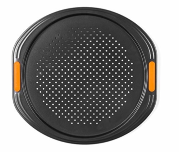 Le Creuset Antihaft Pizza-Backblech, Ø 33 cm, Belüftungslöcher, PFOA-frei, Sauerteigbeständig, Aus Karbonstahl gefertigt, Anthrazit/Orange - 2