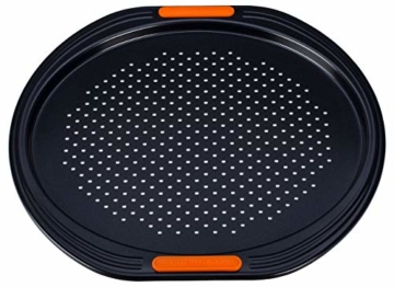 Le Creuset Antihaft Pizza-Backblech, Ø 33 cm, Belüftungslöcher, PFOA-frei, Sauerteigbeständig, Aus Karbonstahl gefertigt, Anthrazit/Orange - 3