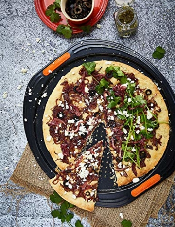 Le Creuset Antihaft Pizza-Backblech, Ø 33 cm, Belüftungslöcher, PFOA-frei, Sauerteigbeständig, Aus Karbonstahl gefertigt, Anthrazit/Orange - 5