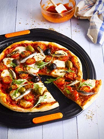 Le Creuset Antihaft Pizza-Backblech, Ø 33 cm, Belüftungslöcher, PFOA-frei, Sauerteigbeständig, Aus Karbonstahl gefertigt, Anthrazit/Orange - 6