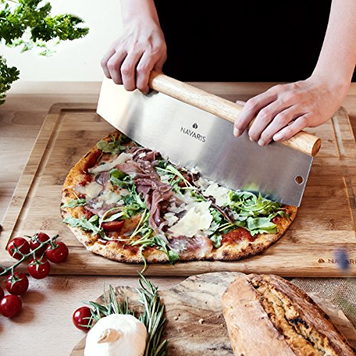 Navaris Pizzastein und Wiegemesser Set - Pizza Stein 38x30cm aus Cordierit - für Pizza Brot Flammkuchen - inkl. Pizzaschneider 35cm Edelstahl Klinge - 3