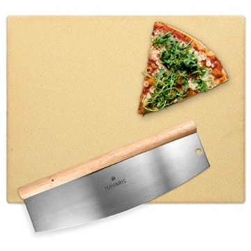 Navaris Pizzastein und Wiegemesser Set - Pizza Stein 38x30cm aus Cordierit - für Pizza Brot Flammkuchen - inkl. Pizzaschneider 35cm Edelstahl Klinge - 8