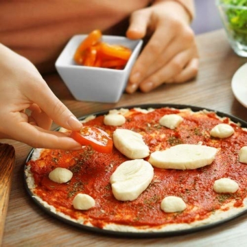Relaxdays Pizzablech, 2er Set, rund, gelocht, antihaft, Pizza & Flammkuchen, Carbonstahl, Knusperblech, ∅ 32 cm, grau - 3