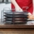 Relaxdays Pizzablech im 4er Set HBT: 20 x 32 x 32 cm Pizzabäcker-Set mit 4 Backblechen und Ständer als Pizza-Backblech und Flammkuchen Blech rundes Pizzabackblech mit Antihaftbeschichtung, anthrazit - 2