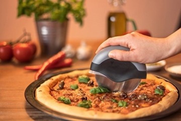 Vomeno® XXL Pizzaroller für perfekte Stücke ohne Kraftaufwand - Profi Pizzaschneider mit integriertem Klingenschutz & Reinigungsfunktion [Edelstahl] - 5