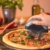 Vomeno® XXL Pizzaroller für perfekte Stücke ohne Kraftaufwand - Profi Pizzaschneider mit integriertem Klingenschutz & Reinigungsfunktion [Edelstahl] - 5