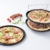 Zenker Pizzaset 4-teilig, 3 x Pizzablech mit Ständer, Pizzabackblech, rund (Ø 29 cm) & beschichtet, für 5 Pizzen & Flammkuchen gleichzeitig im Backofen - 3