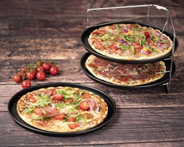 Zenker Pizzaset 4-teilig, 3 x Pizzablech mit Ständer, Pizzabackblech, rund (Ø 29 cm) & beschichtet, für 5 Pizzen & Flammkuchen gleichzeitig im Backofen - 5