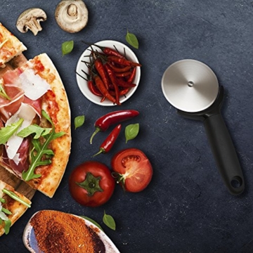 Zobel Premium Pizzaschneider scharfes Pizzamesser aus Edelstahl inklusive Klingenschutz - Anti-Rutsch-Griff für optimalen Halt - Hochwertige Qualität mit edlem Design - 5